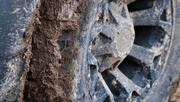 How to Choose Tires for Wet and Muddy Conditions